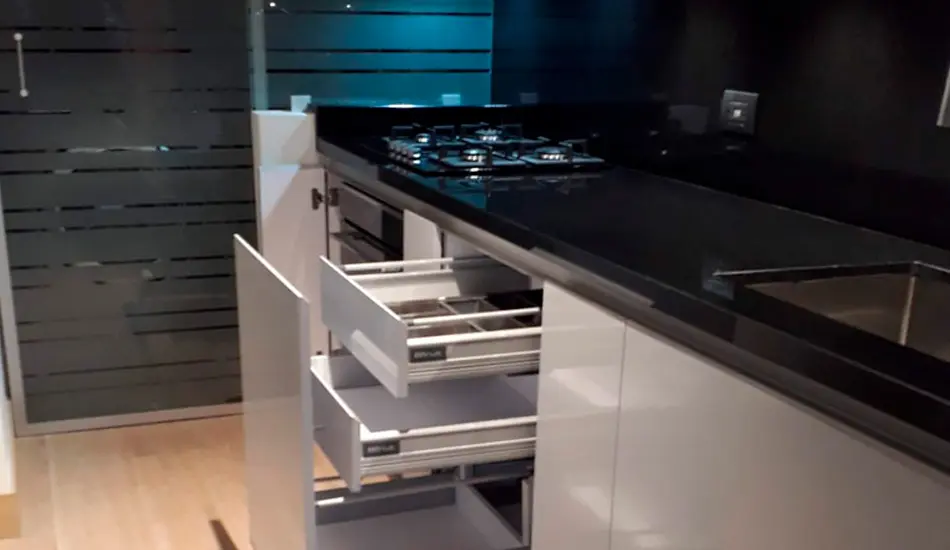 Cocina integral oscura con cajones de cierre lento