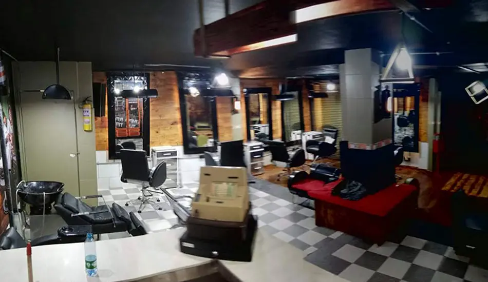 Local comercial remodelado con iluminación y mobiliario a la medida