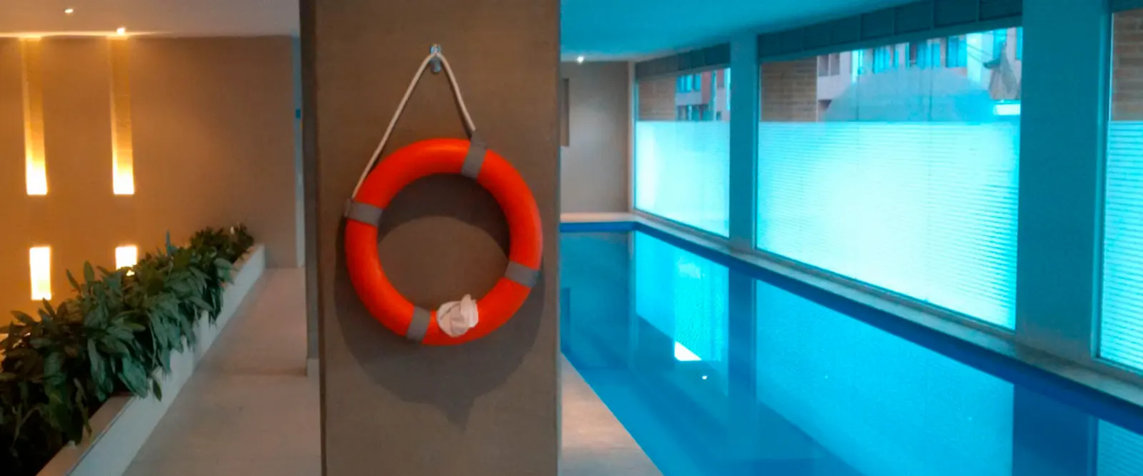 Interior remodelado con zona húmeda y acabados en madera en Bogotá